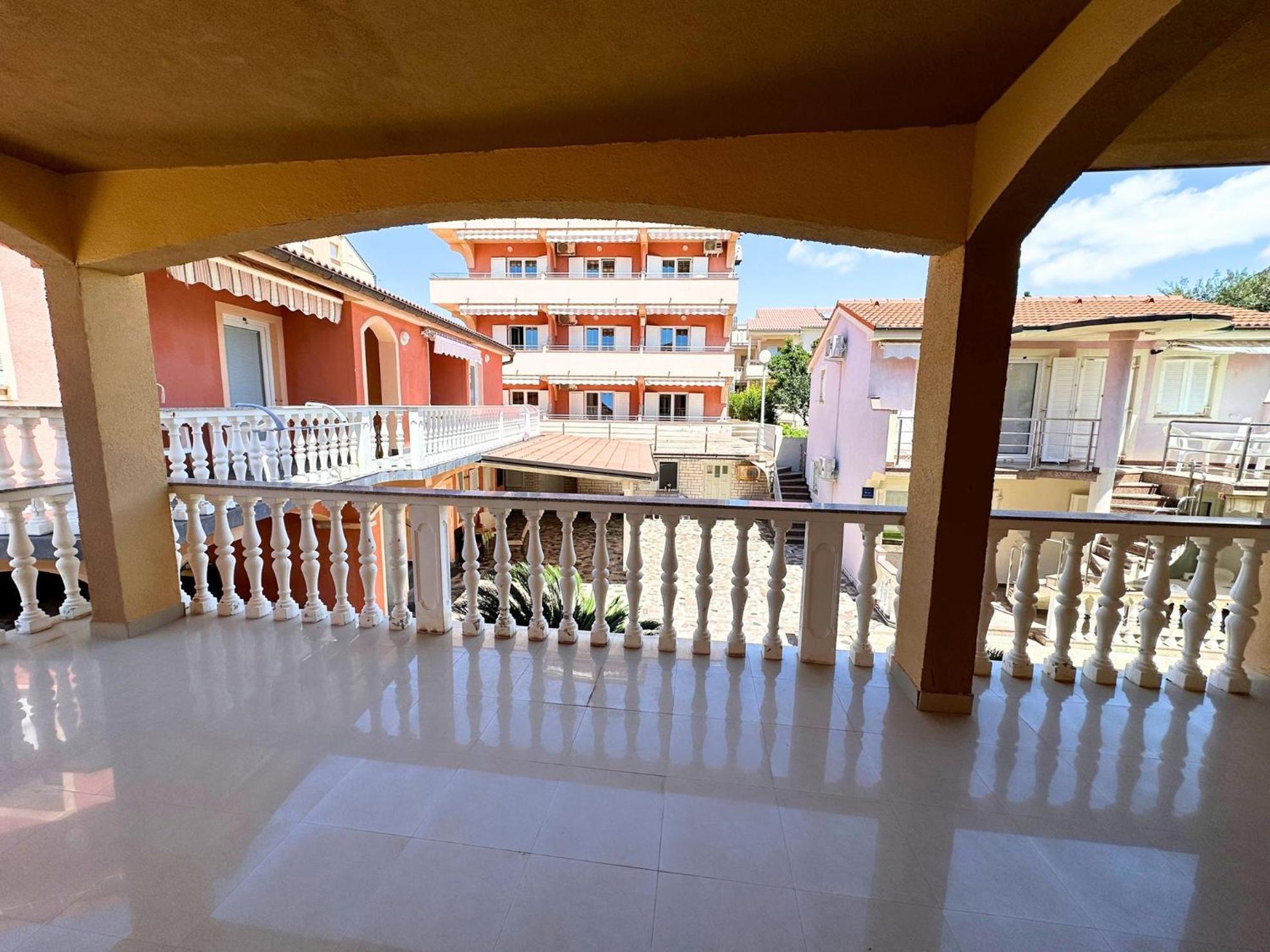 Apartments Bella Sky II Новаля Екстериор снимка