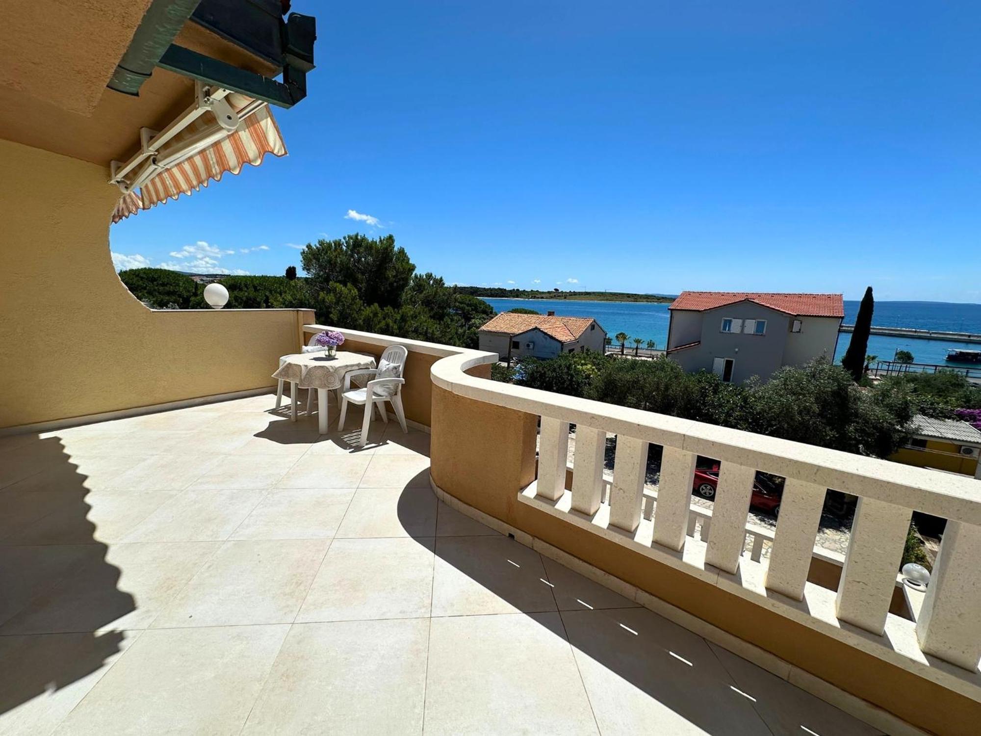 Apartments Bella Sky II Новаля Екстериор снимка