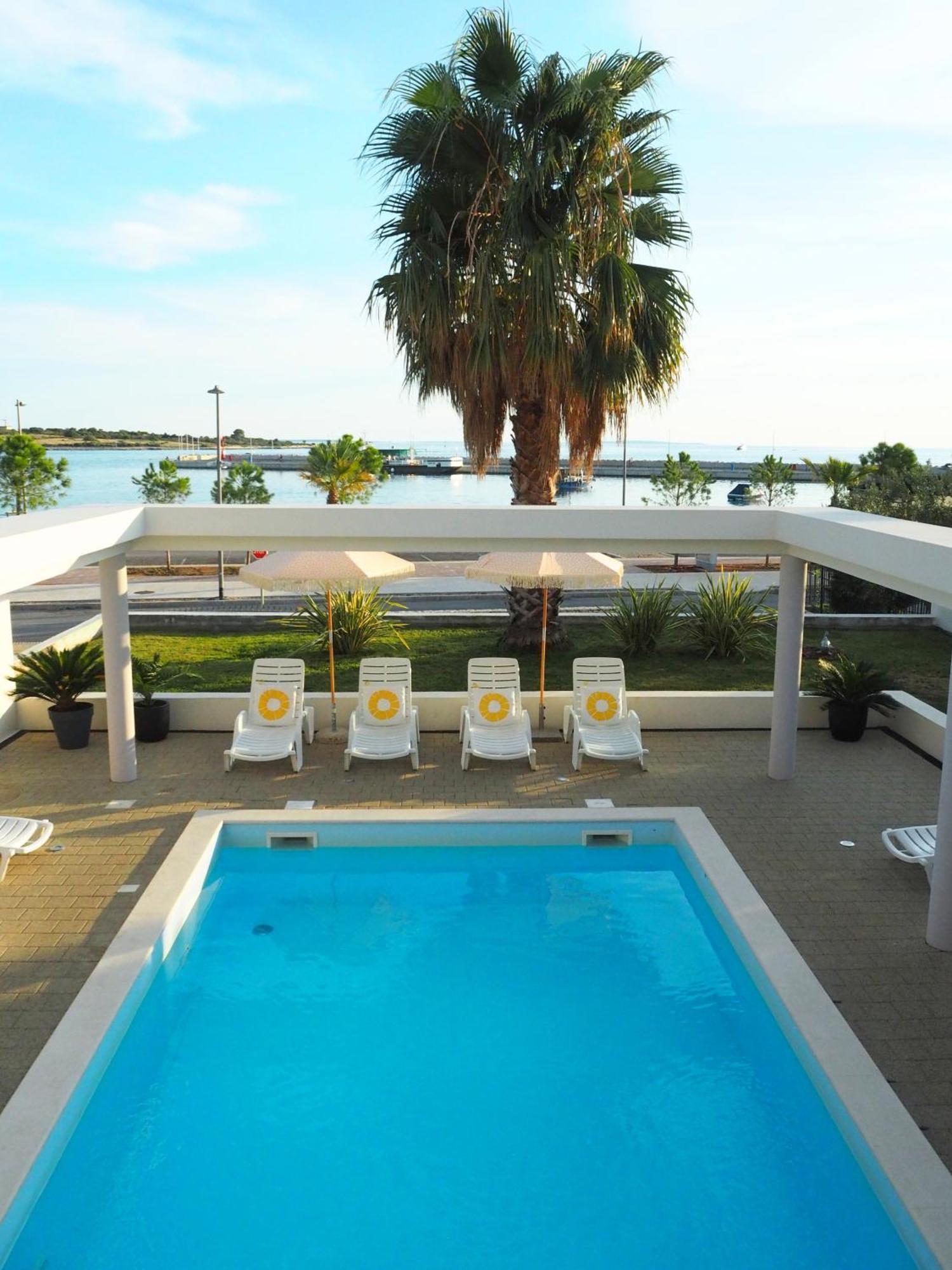 Apartments Bella Sky II Новаля Екстериор снимка